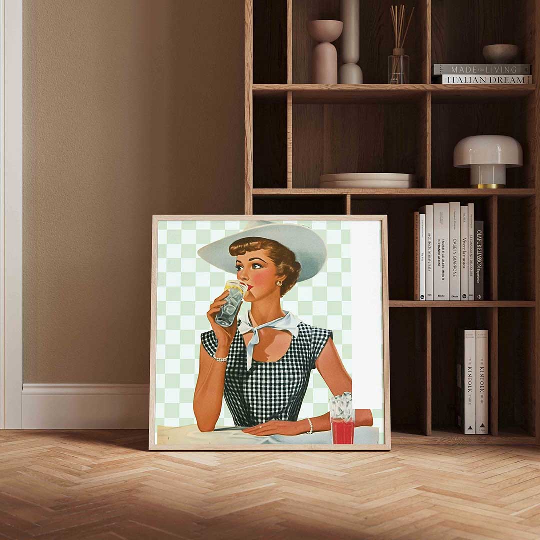 Vrouw met drankje – kleurrijke Pop Art poster in vierkant formaat