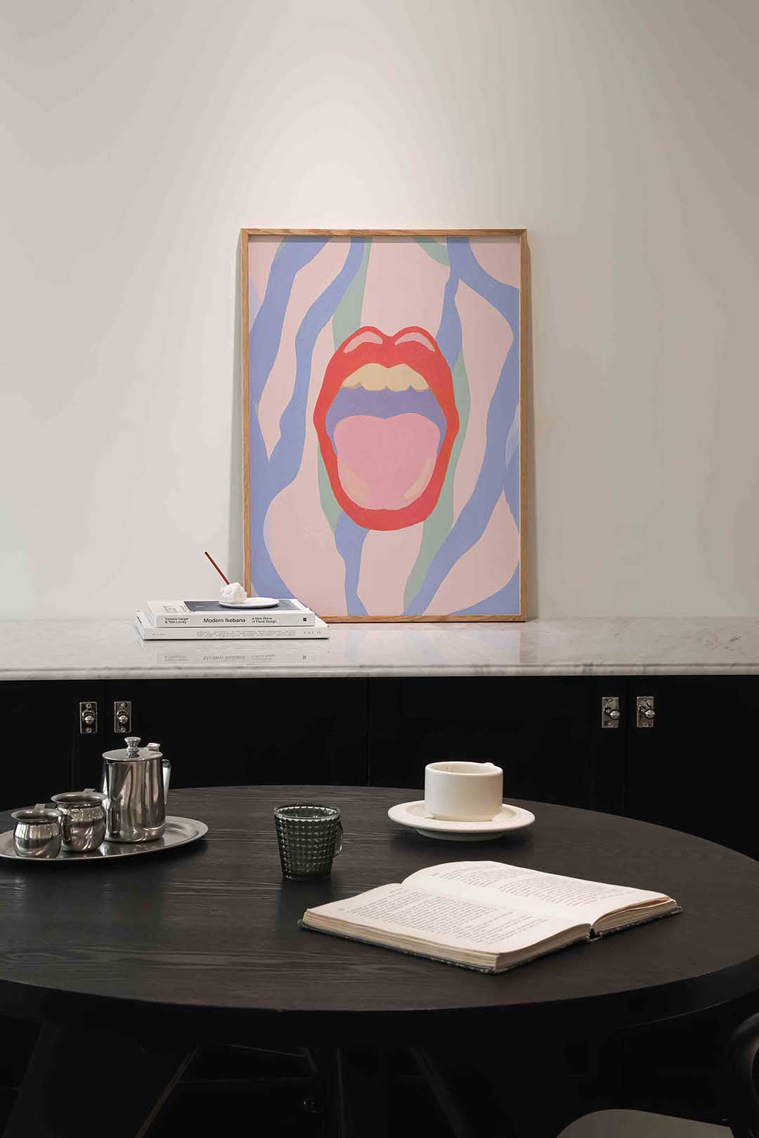 Mond met golvende lijnen – abstracte poster in staand formaat