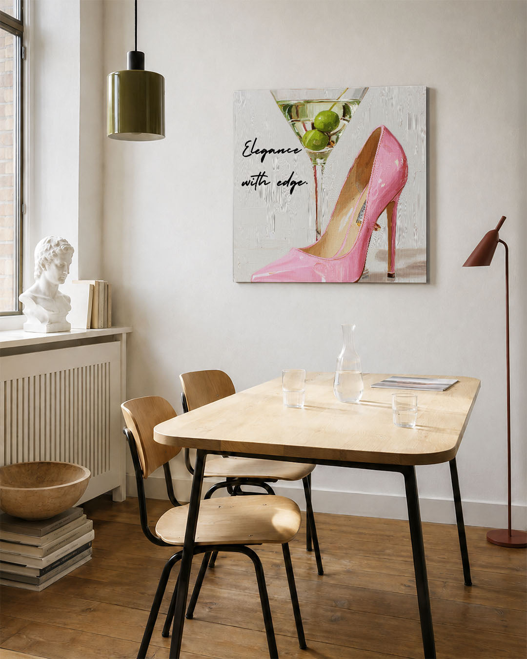 Stiletto en martini kunstwerk – vierkante wanddecoratie – dit kunstwerk toont een roze stiletto naast een martini met