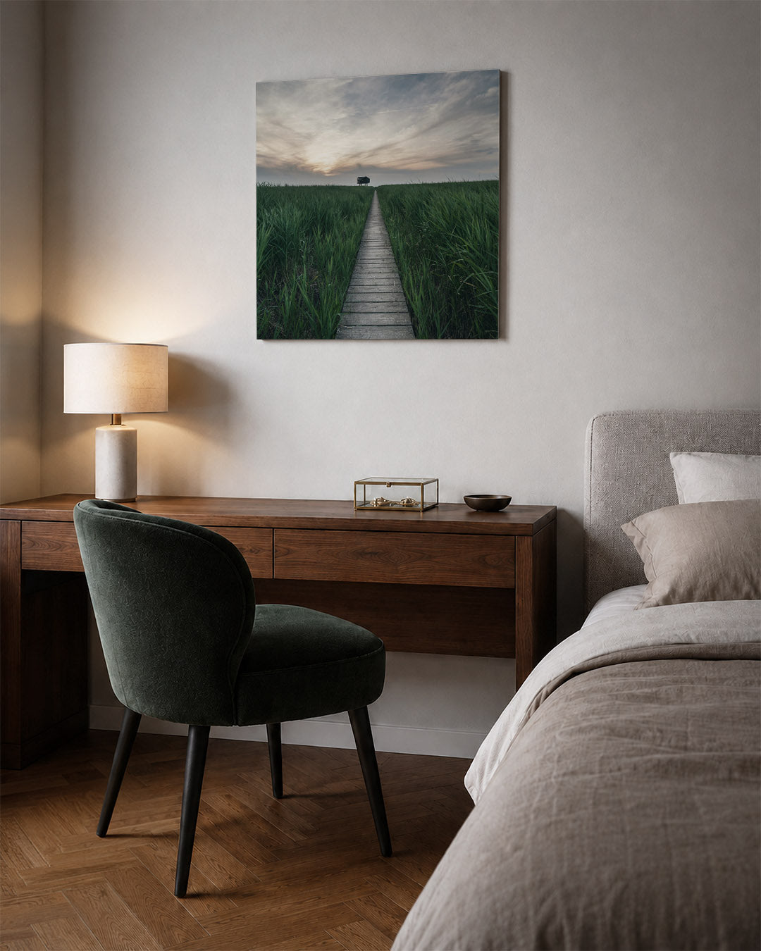 Pad door grasland kunstwerk – sfeerbeeld – een houten pad leidt door hoog gras naar een huisje aan de horizon, onder een