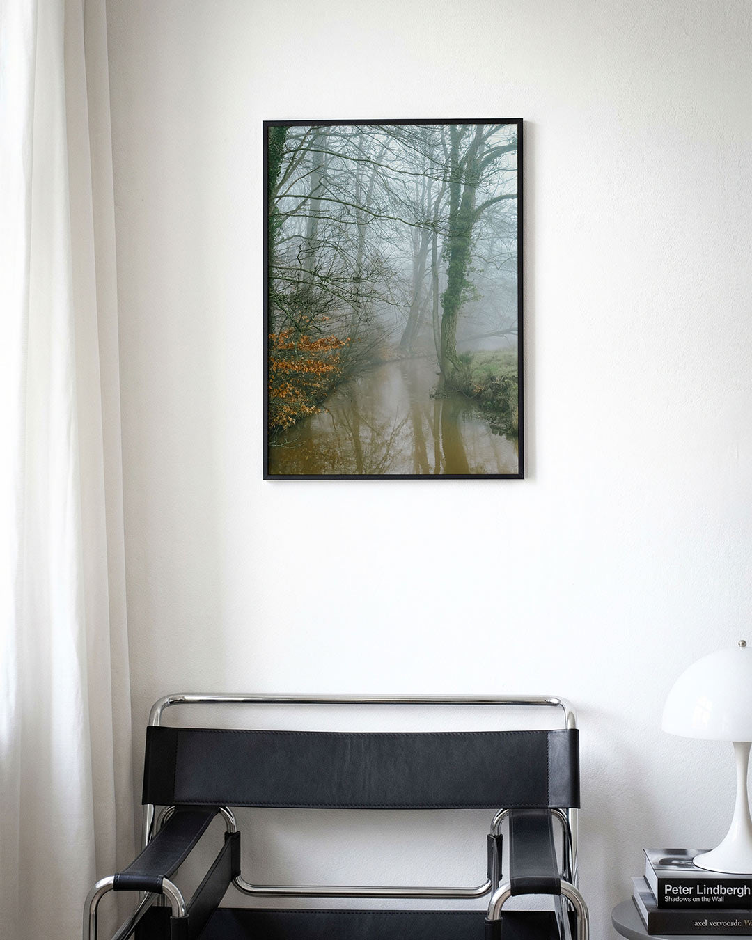 Mistig boslandschap poster – derde productweergave – een boslandschap met mistige bomen en een rustige stroom. De zachte