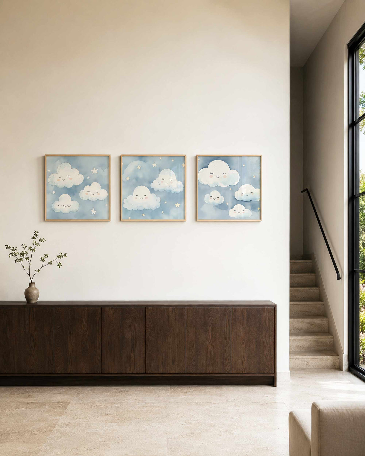 Interieurpresentatie van een driedelige vierkante posterset met slapende wolken