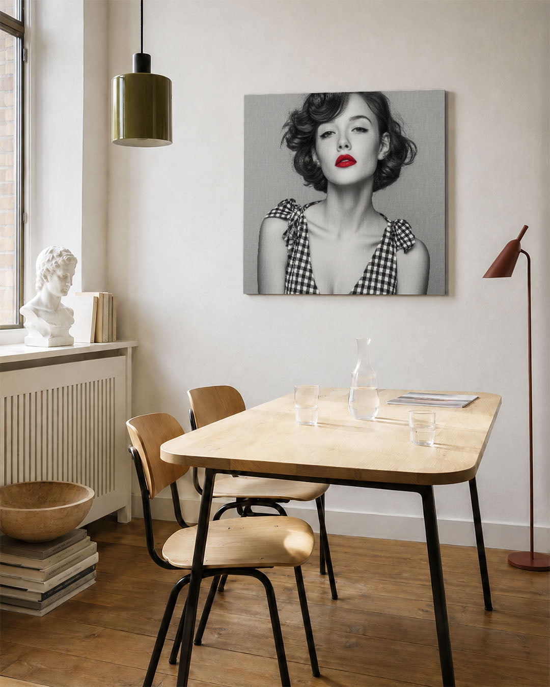Monochrome portret kunstwerk – vierkante wanddecoratie – dit kunstwerk toont een vrouw in zwart-wit met opvallende rode