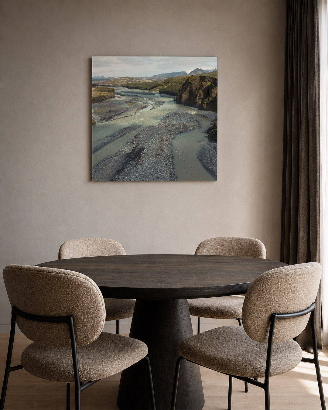 Rivierlandschap kunstwerk – tweede productweergave – deze kunstwerk toont een uitgestrekt rivierlandschap met kronkelende
