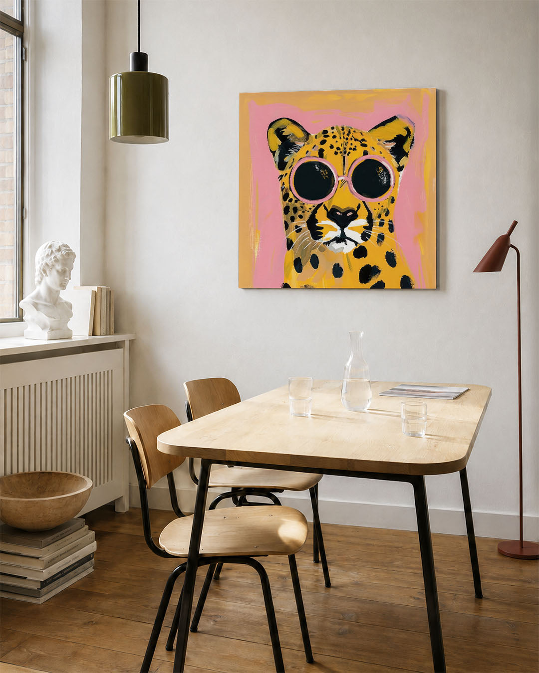Speelse luipaard portret kunstwerk – vierkante wanddecoratie – dit kunstwerk toont een luipaard met grote, ronde zonnebril.