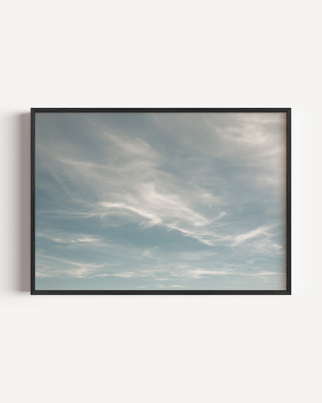 Rustige landschap poster – liggende wanddecoratie – deze poster toont een uitgestrekt veld onder een blauwe lucht met witte