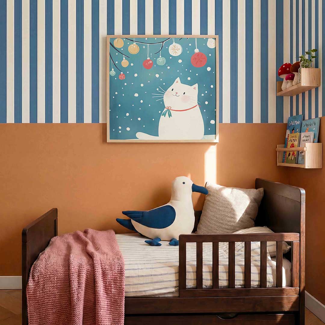 Witte kat met kerstballen – kids poster in vierkant formaat