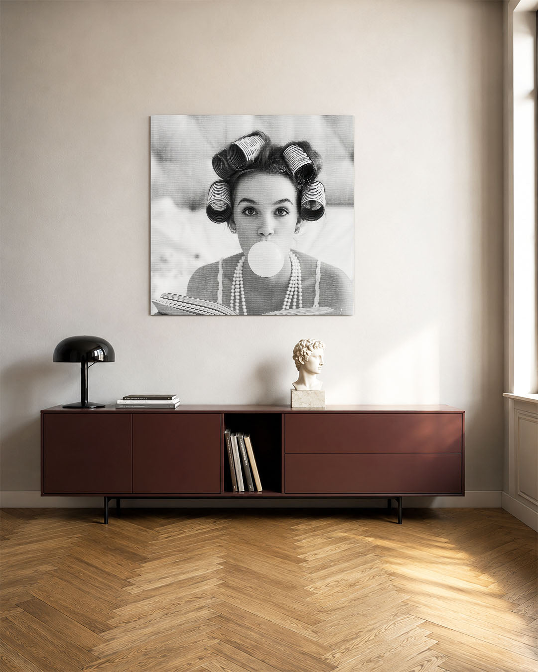 Portret kunstwerk – tweede productweergave – dit werk toont een vrouw met krulspelden en een parelketting, terwijl ze een