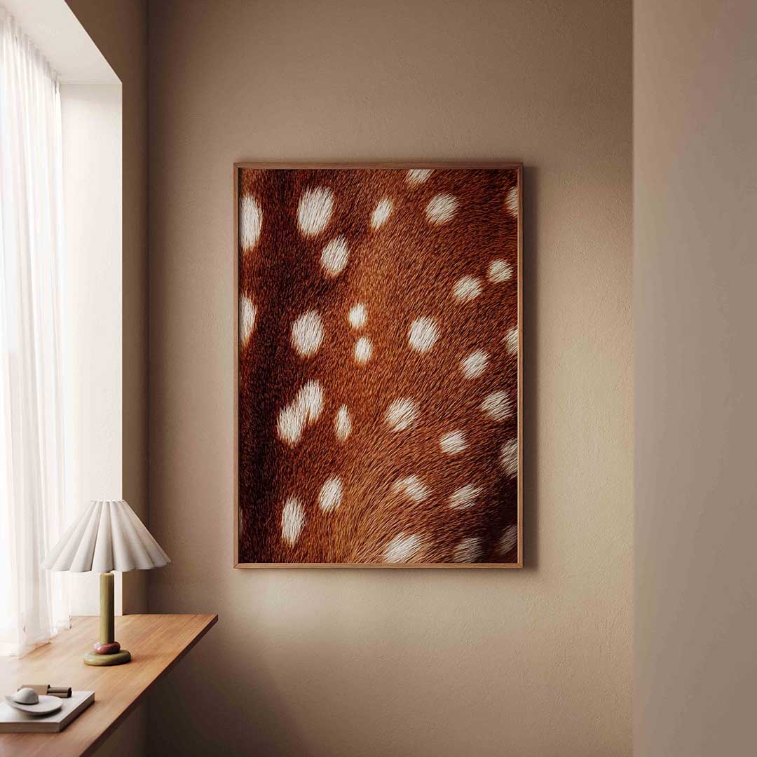 Bruine vacht met witte stippen – staande safari wanddecoratie van WallArtistic