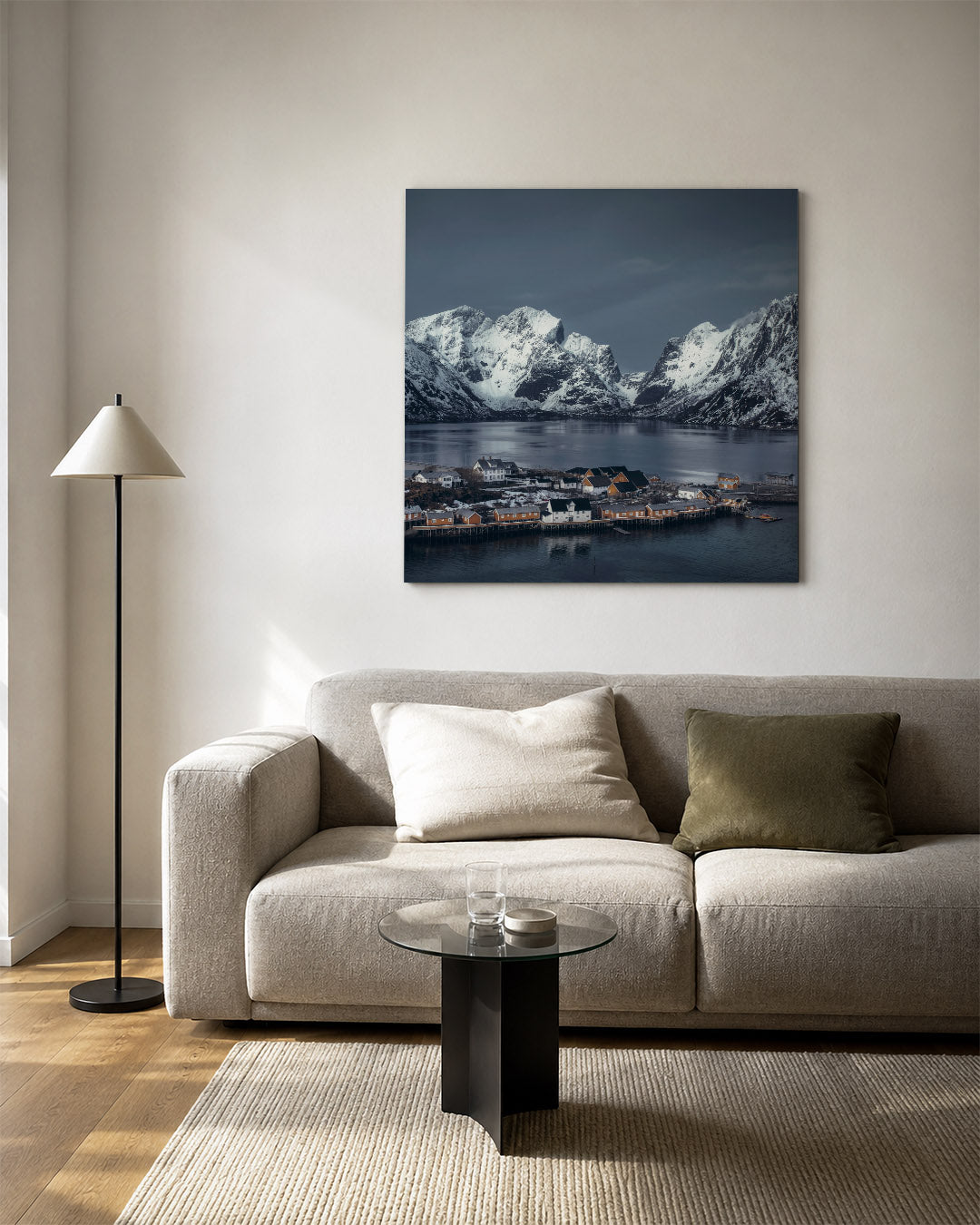 Berglandschap met huizen kunstwerk – vierkante wanddecoratie – een serene scène met besneeuwde bergen en een rustige