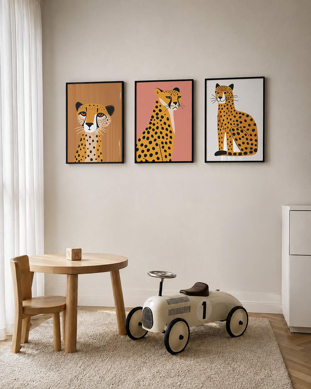 Vorm en vlekken posterset – tweede productweergave – een speelse cheetah met levendige oranje ogen en zwarte