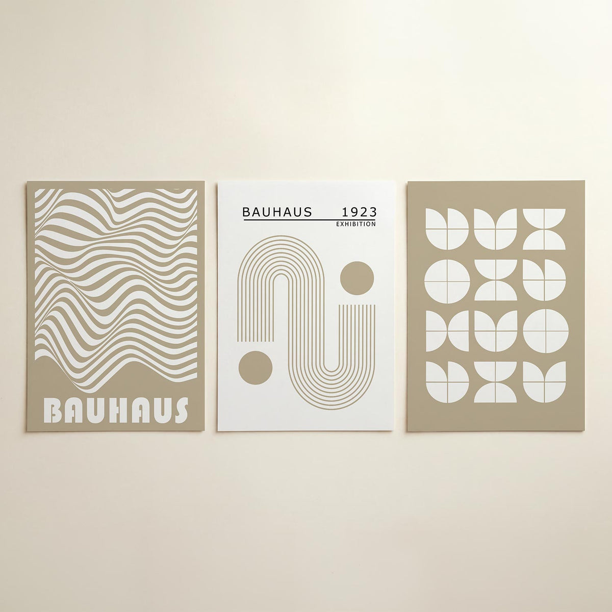 Golvend lijnenspel posterset – detailweergave – deze posterset in drie delen toont vloeiende, golvende lijnen in beige en