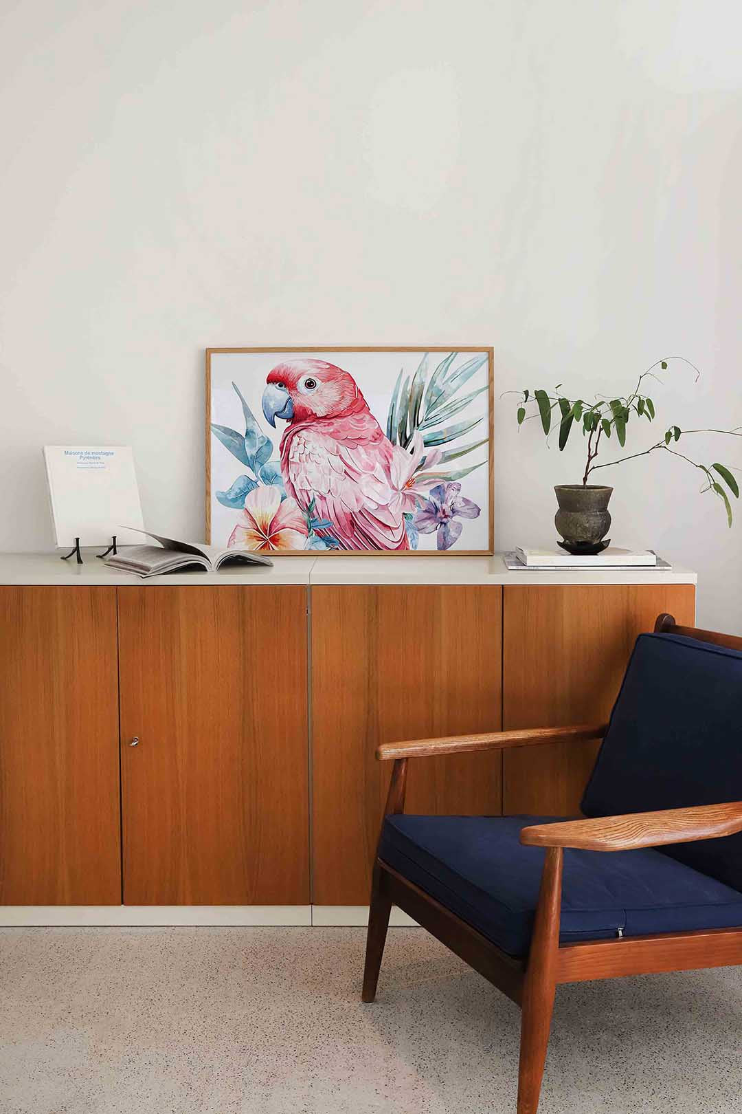 Papegaai met bloemen – liggende dieren wanddecoratie van WallArtistic