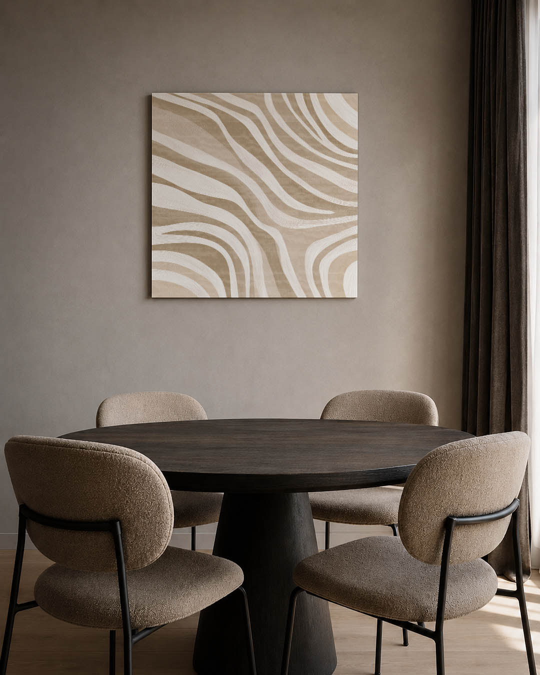 Golvende lijnen kunstwerk – tweede productweergave – dit werk toont vloeiende, golvende lijnen in beige en wit. De compositie