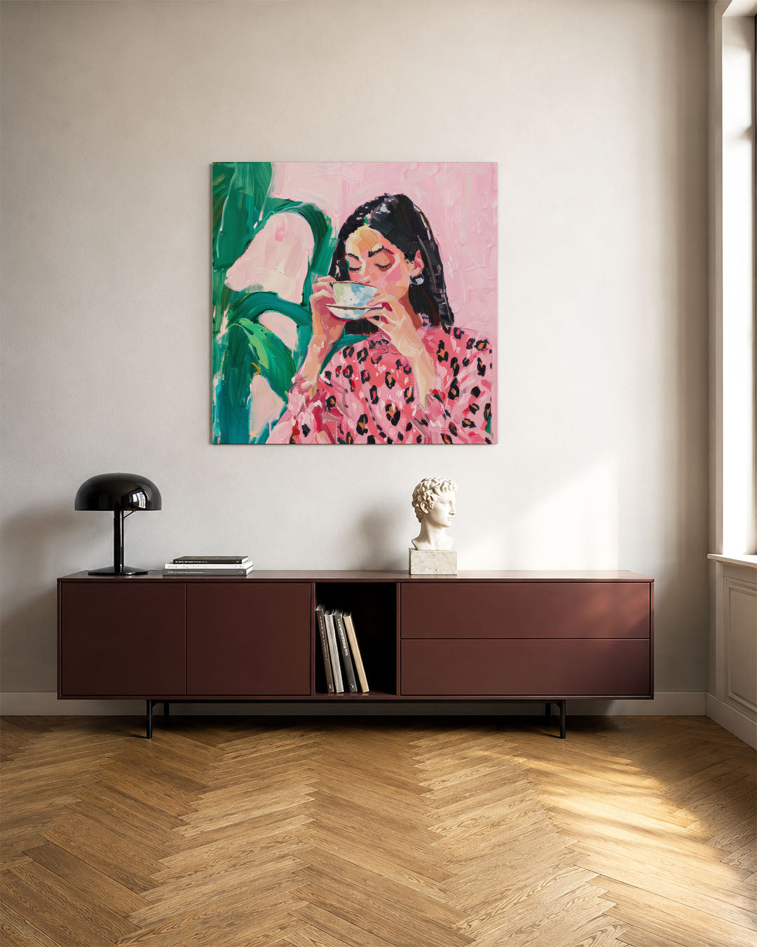Vrouw met kopje kunstwerk – tweede productweergave – dit werk toont een vrouw in een roze outfit met een patroon, genietend