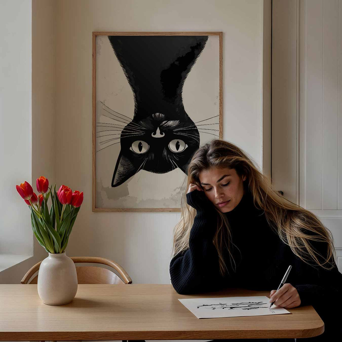 Schattige Omgekeerde Kat – staande dieren wanddecoratie van WallArtistic