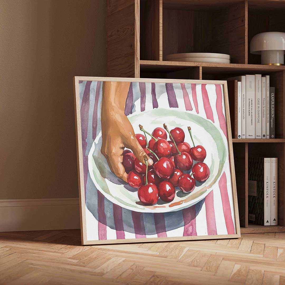 Hand met kersen – vierkante moderne wanddecoratie van WallArtistic