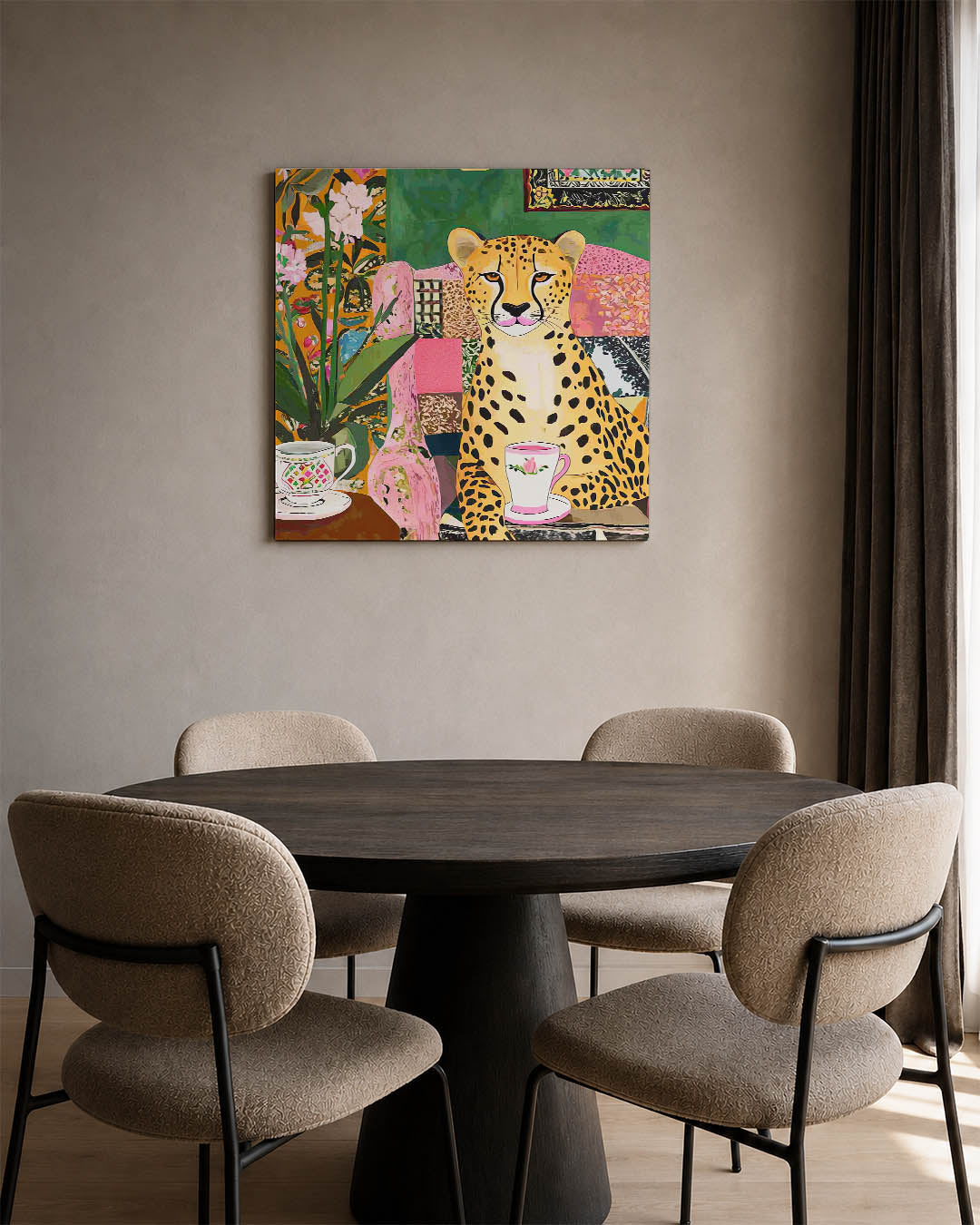 Vrolijke dierenkamer kunstwerk – derde productweergave – dit werk toont een kleurrijke compositie met een luipaard in een