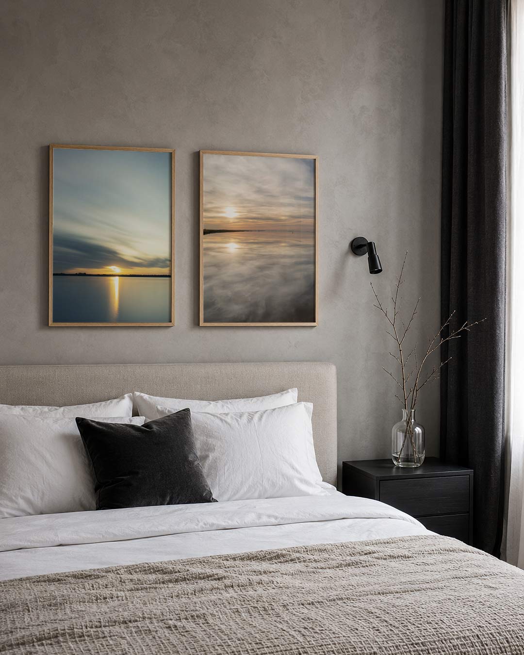 Licht en reflectie posterset – derde productweergave – een horizon met zachte, vloeiende lijnen. De lucht en het water spelen