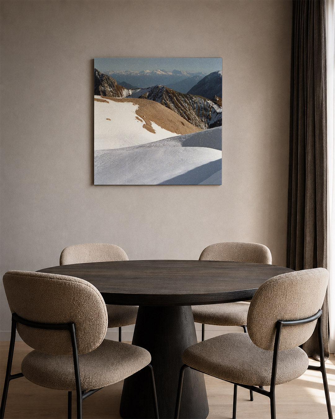 Berglandschap met sneeuw kunstwerk – tweede productweergave – deze kunstwerk toont een berglandschap met besneeuwde toppen en