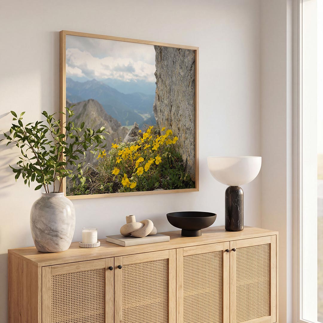 Bergbloemen en rotsen poster – tweede productweergave – deze poster toont levendige gele bloemen die groeien tussen ruwe