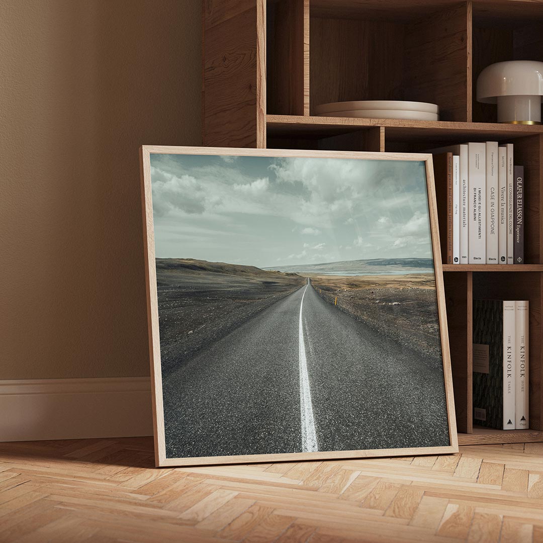 Eindeloze weg poster – detailweergave – deze poster toont een lange, rechte weg die zich uitstrekt naar de horizon onder een
