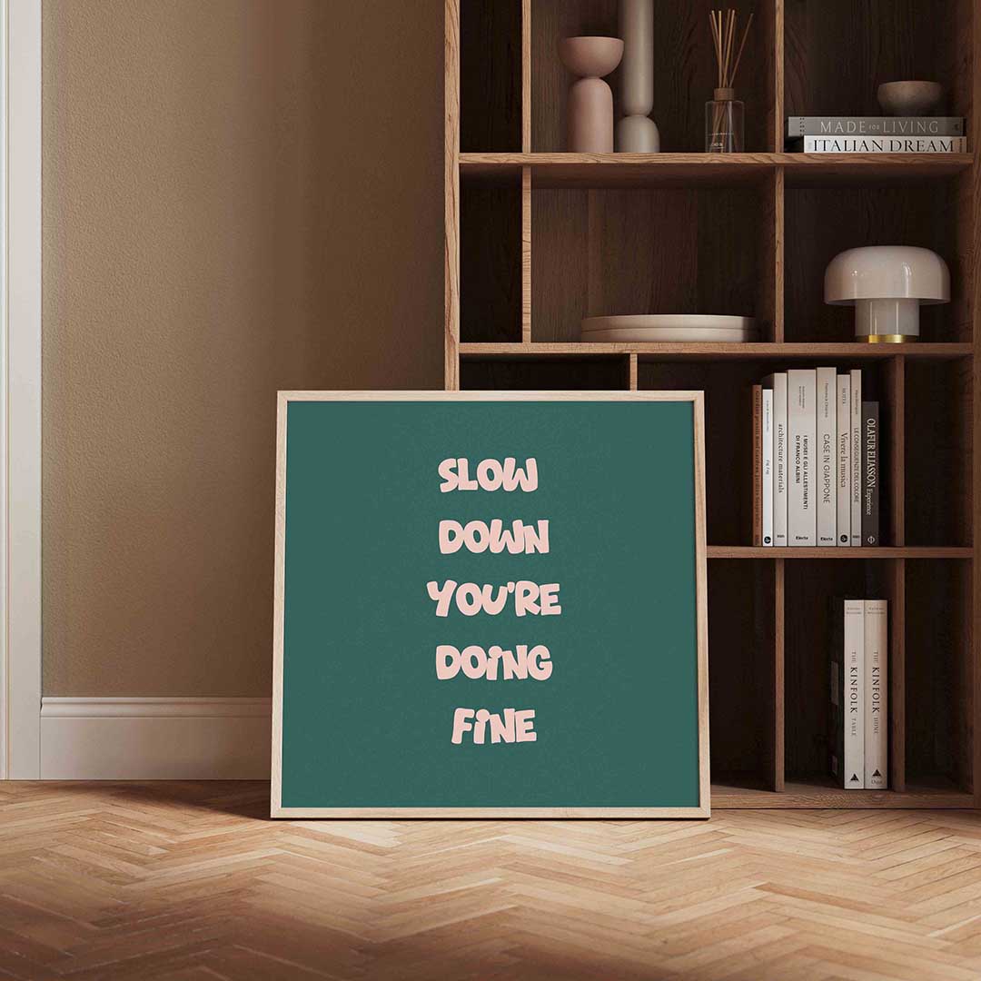 Slow down tekst – kleurrijke Pop Art poster in vierkant formaat