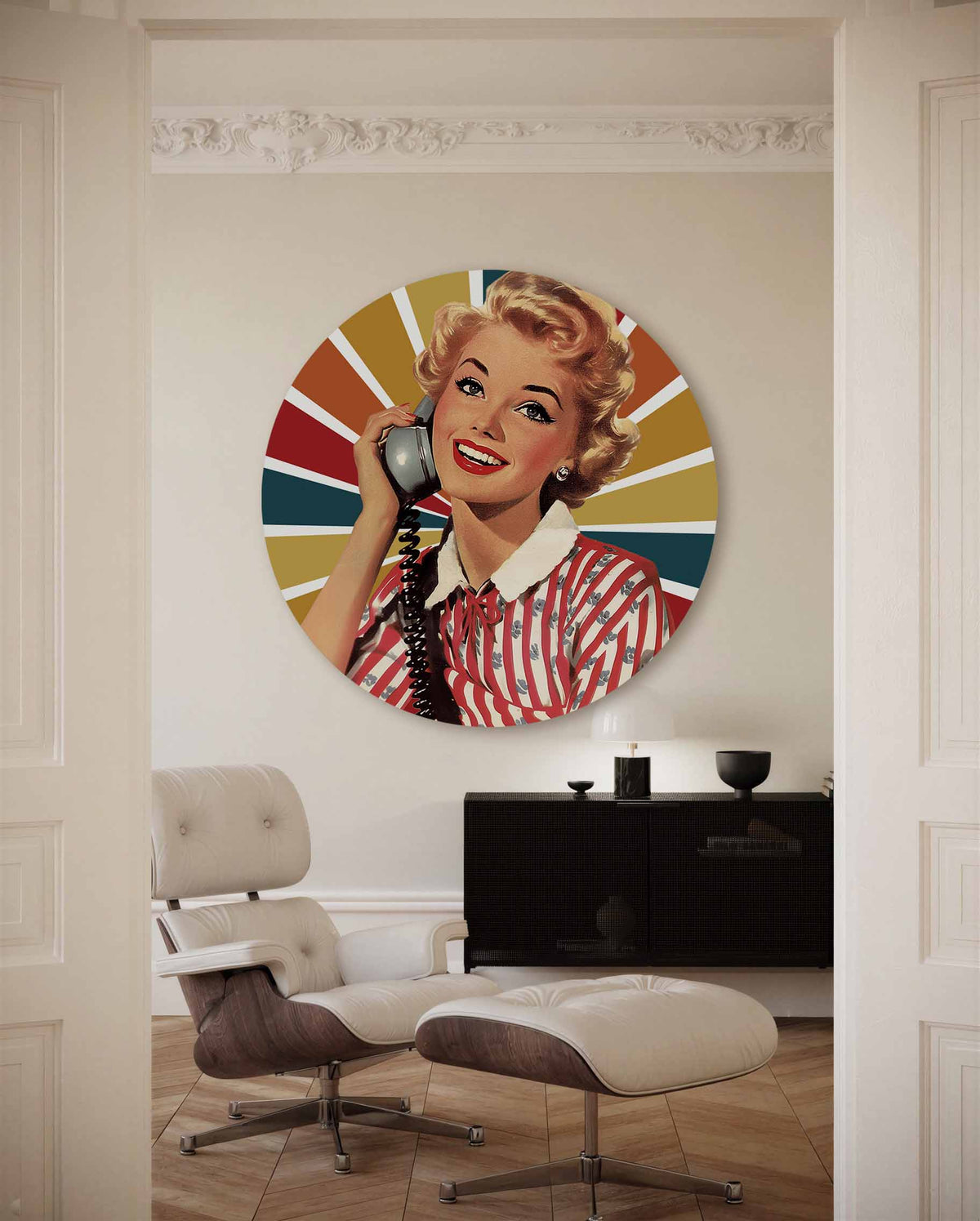 Vrouw met telefoon – kleurrijke Pop Art muurcirkel voor aan de muur