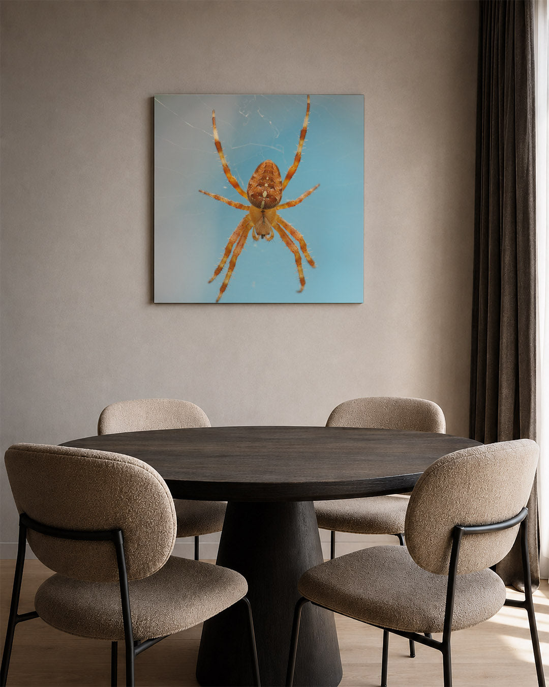 Natuurlijke spin kunstwerk – tweede productweergave – een close-up van een spin met een oranje lichaam en lange poten, tegen