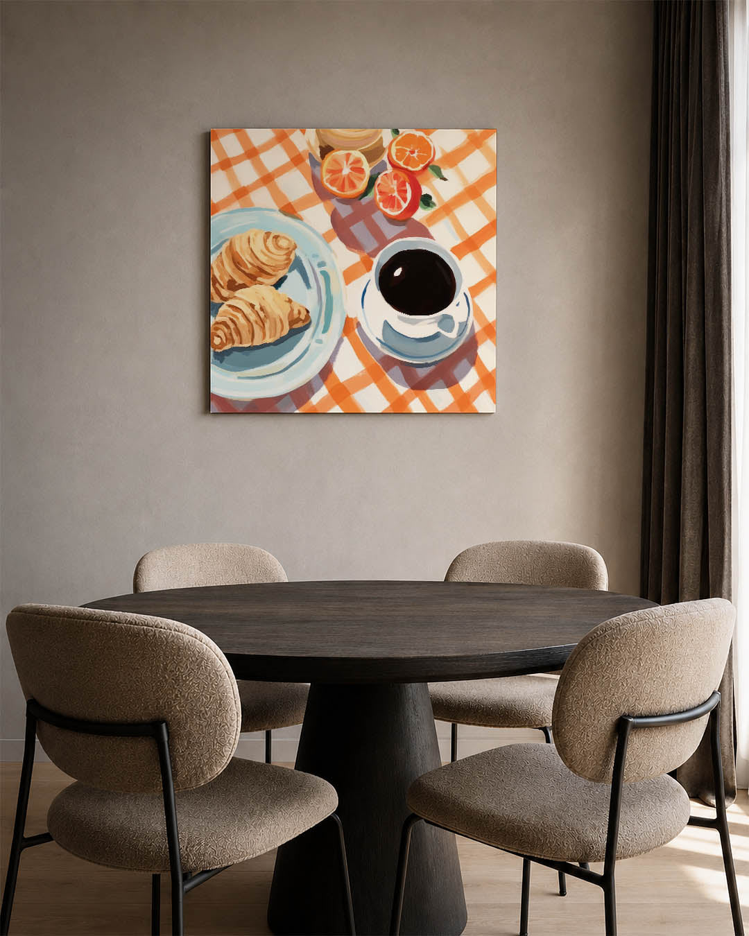 Ontbijt tafereel kunstwerk – vierkante wanddecoratie – dit werk toont een tafel met croissants, een kop koffie en