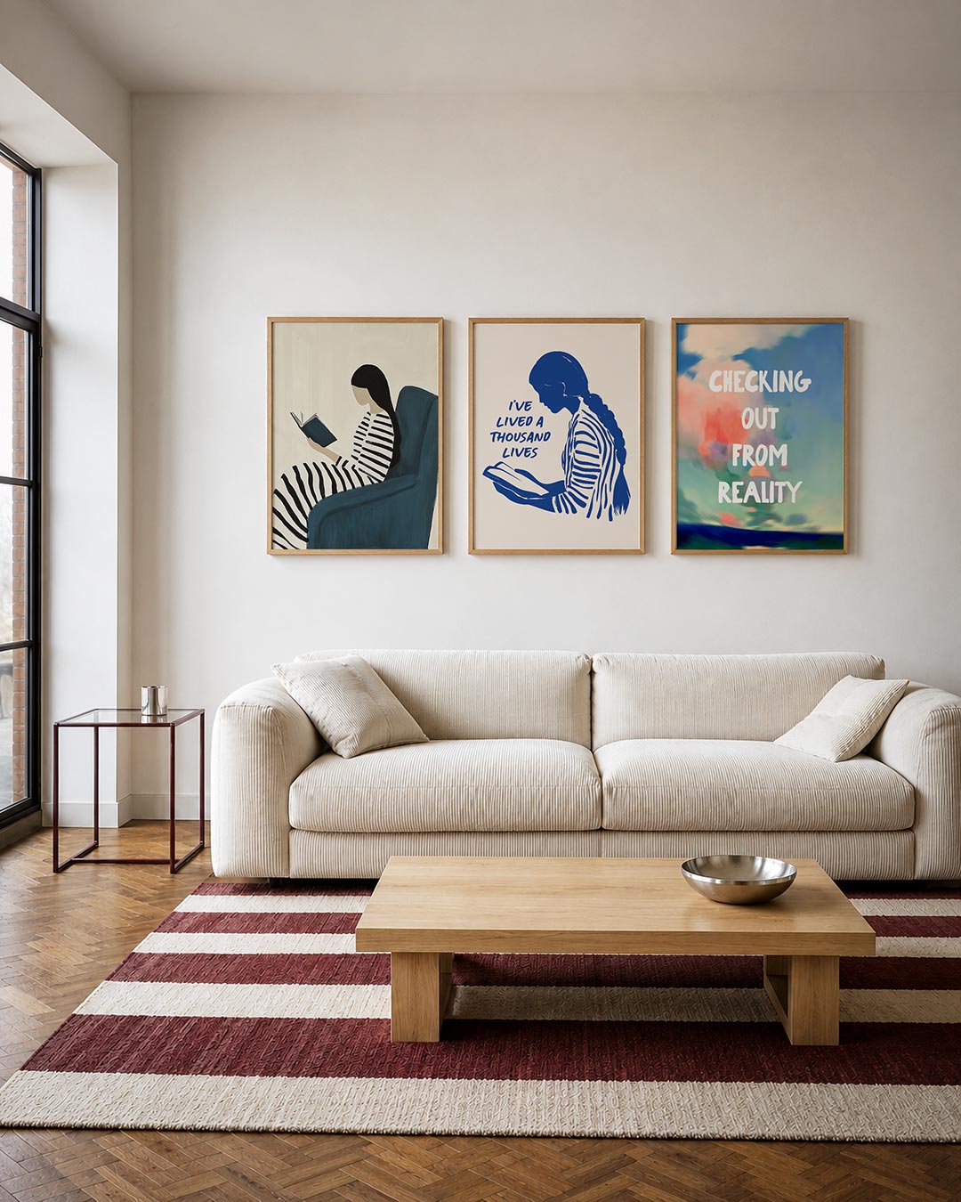 Gestreepte rust driedelige posterset – een vrouw leest in een blauwe stoel