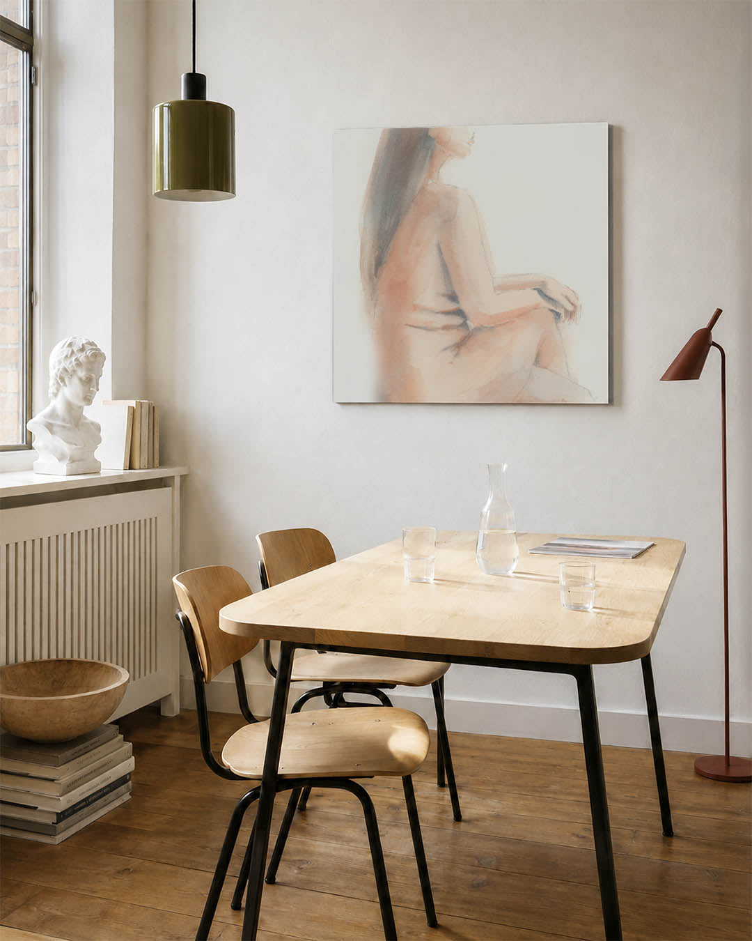 Zittende vrouw kunstwerk – vierkante wanddecoratie – dit kunstwerk toont een zittende vrouw in zachte tinten. De vloeiende