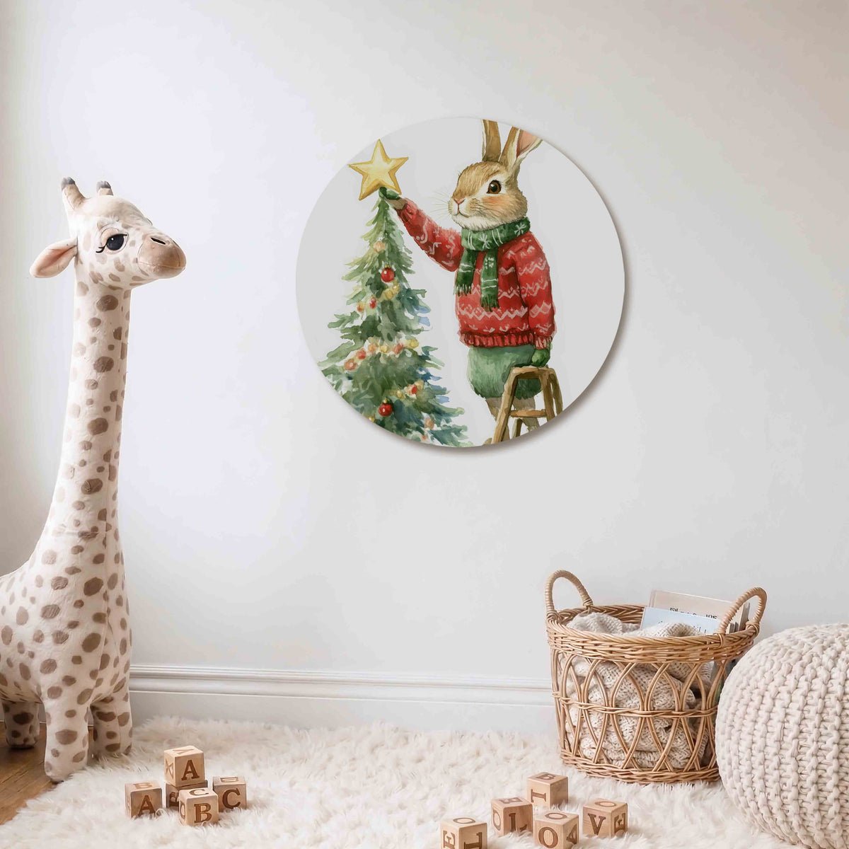 Kerstkonijn met boom Muurcirkel – Een konijn in een rode trui en groene sjaal plaatst een ster op een kerstboom.