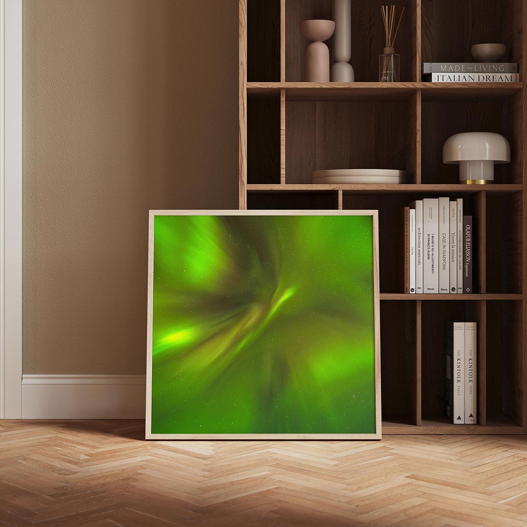 Groene lichtslierten poster – derde productweergave – deze poster toont een dynamisch spel van groene lichtslierten tegen een
