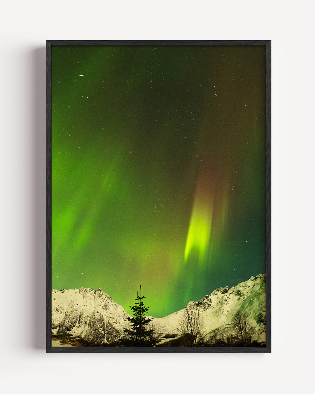 Noorderlicht landschap poster – portret wanddecoratie – deze poster toont een levendig noorderlicht boven een besneeuwd