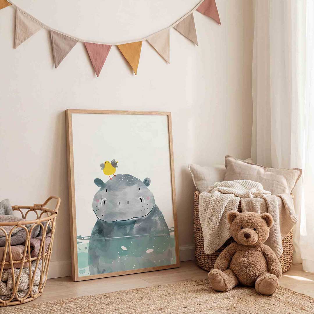 Nijlpaard met vogel – speelse wandkunst als portret kinderposter