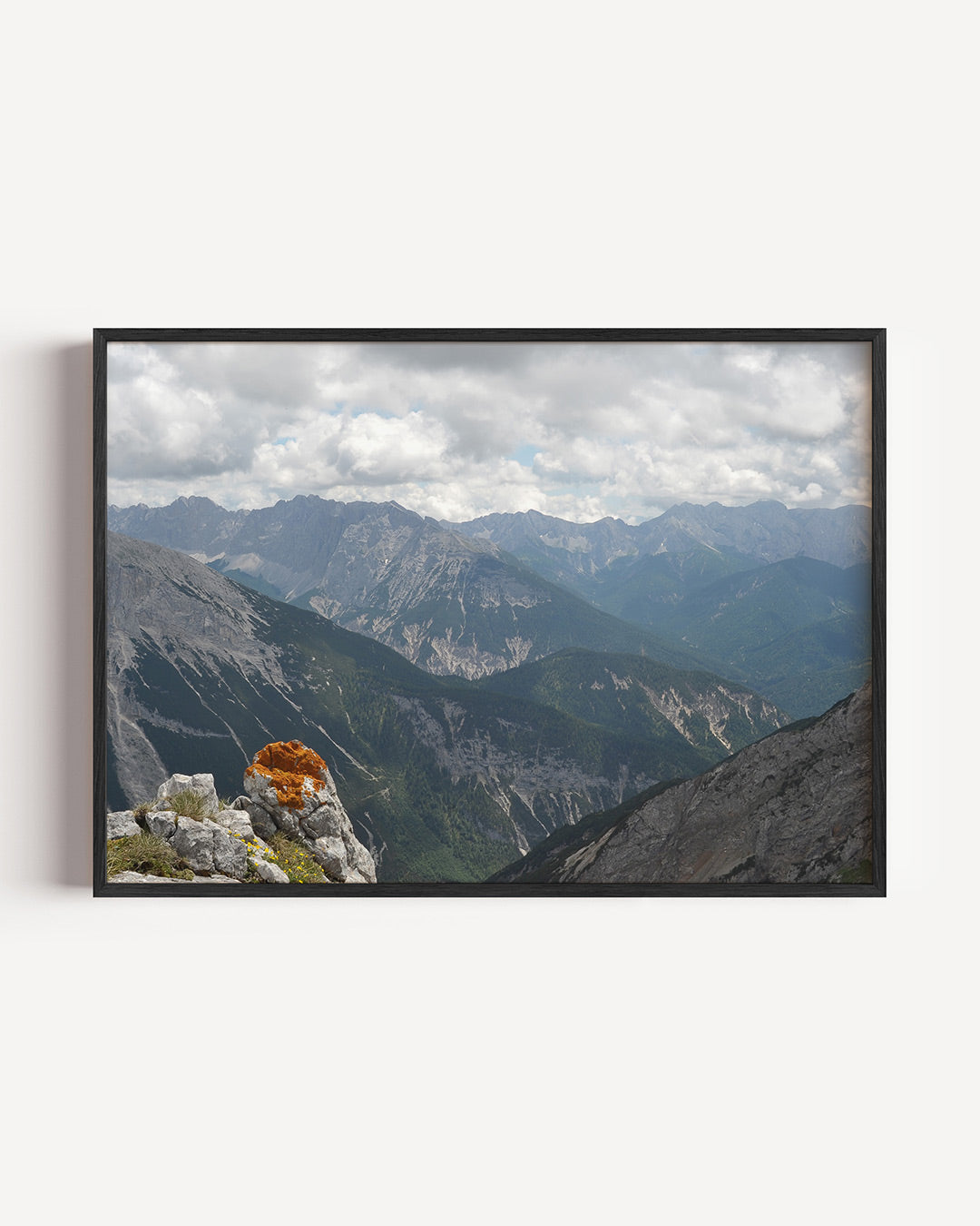 Berglandschap met wolken poster – liggende wanddecoratie – een indrukwekkend berglandschap met ruige rotsen en een