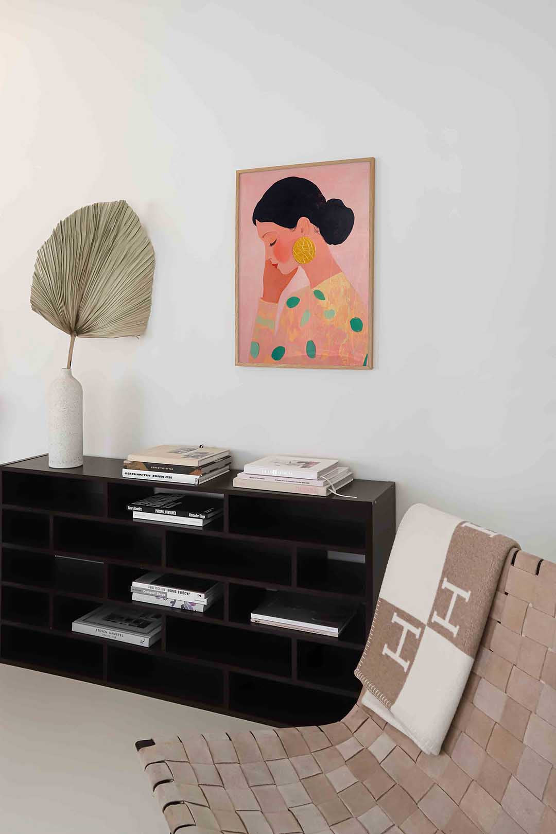 Vrouw met gele oorbel – staande moderne wanddecoratie van WallArtistic