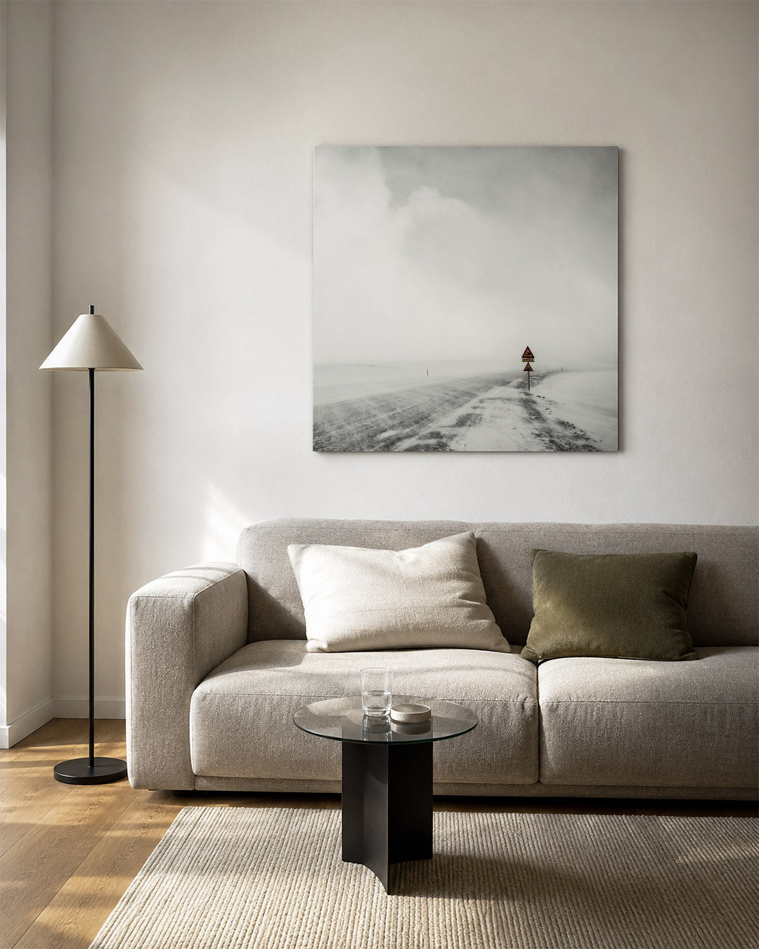Winterweg kunstwerk – vierkante wanddecoratie – een verlaten weg in een besneeuwd landschap met een verkeersbord. De zachte