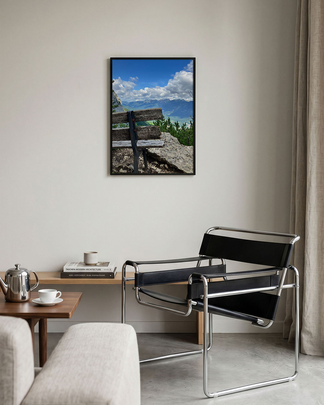 Berglandschap met bank poster – tweede productweergave – een verweerde houten bank staat op een rotsachtige voorgrond met een
