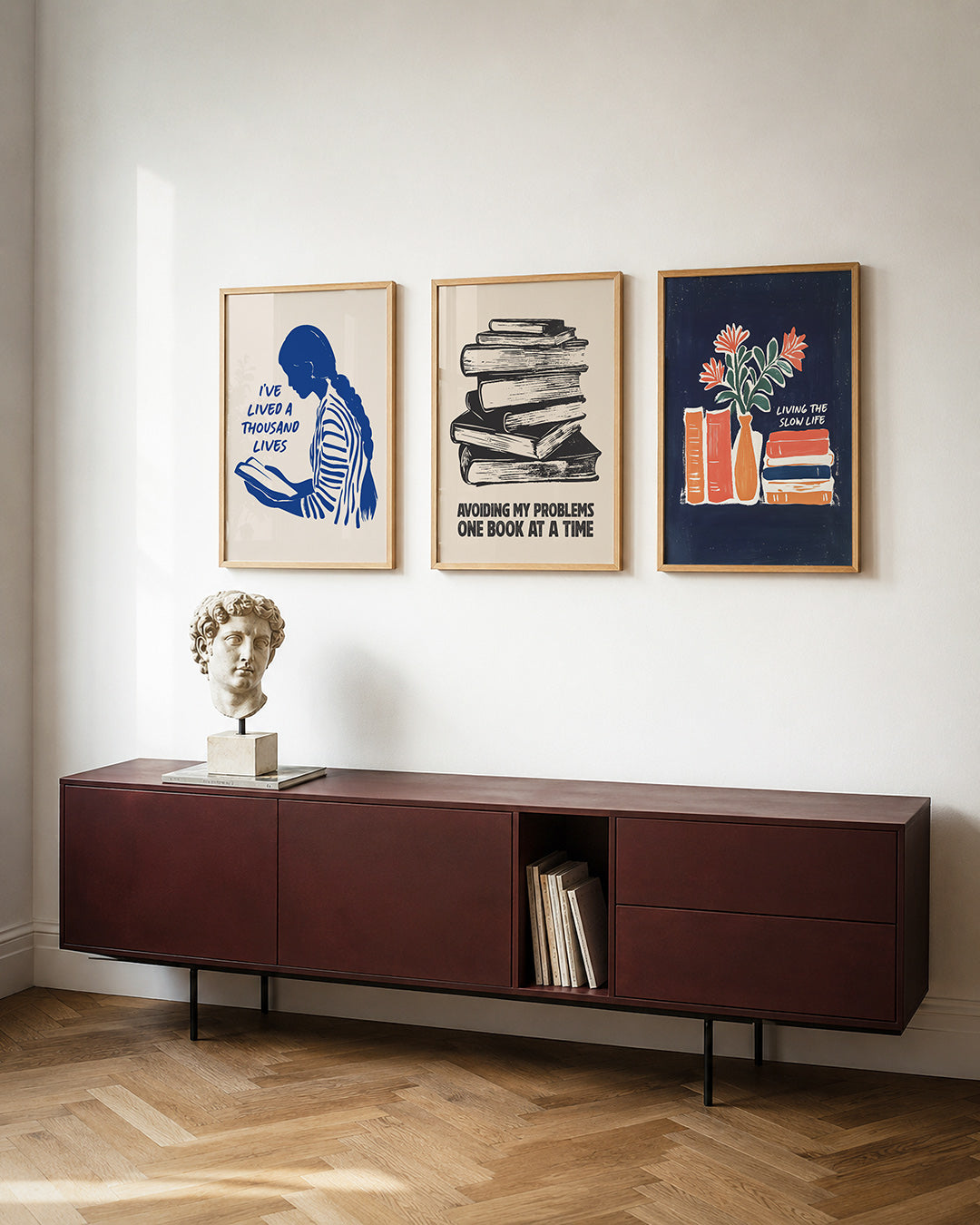 Silhouet en tekst posterset – tweede productweergave – een blauwe silhouet van een lezende persoon met een vlecht,