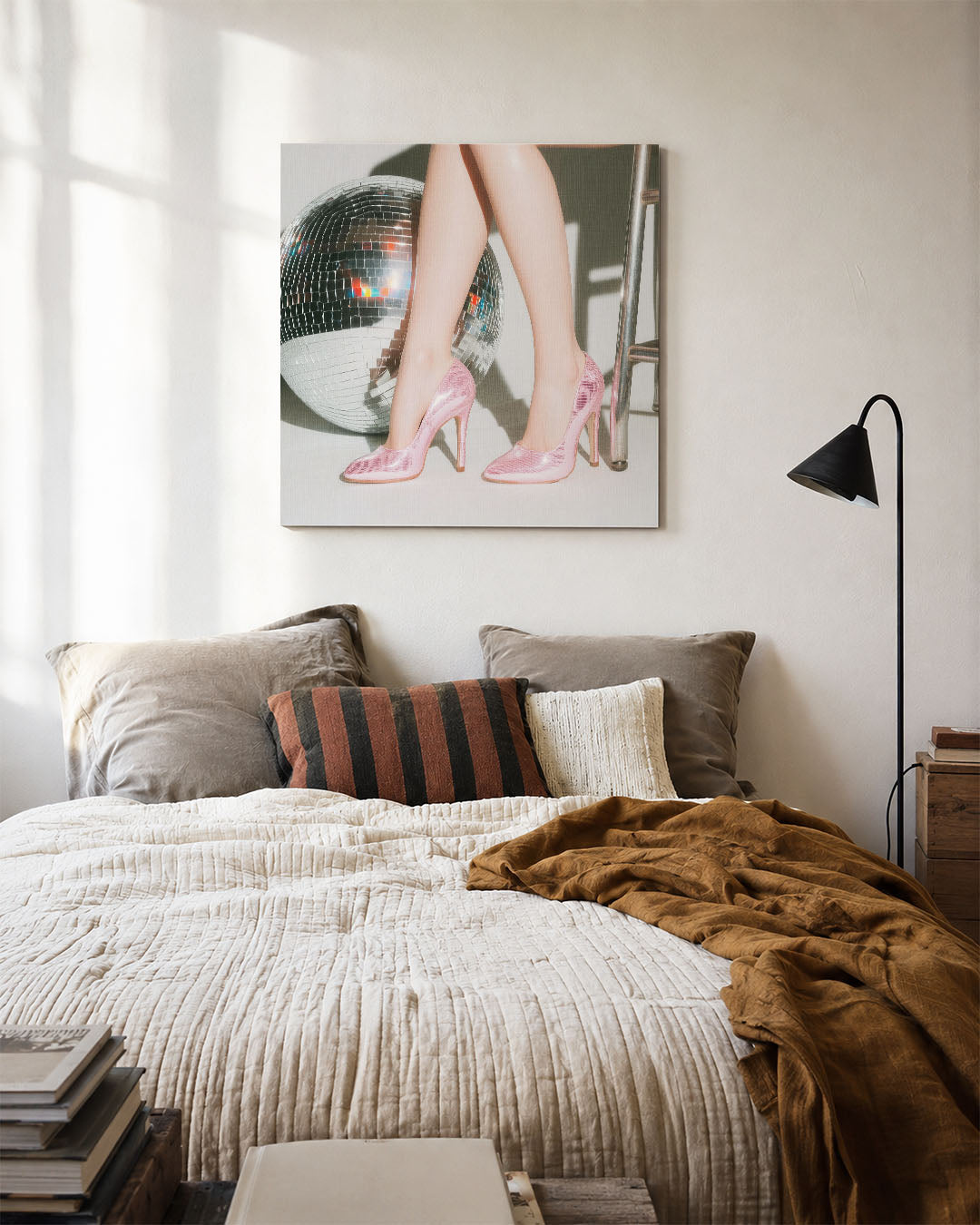 Glamour en reflectie kunstwerk – detailweergave – dit werk toont elegante roze schoenen naast een glinsterende bal. De
