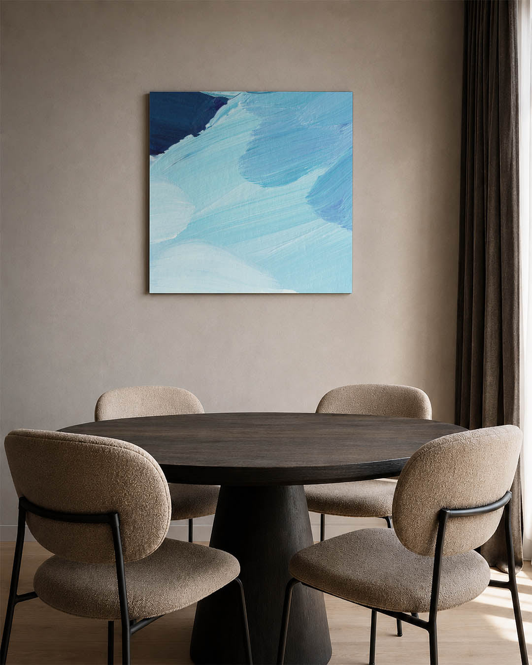 Dynamische blauwe vormen kunstwerk – derde productweergave – dit werk toont vloeiende penseelstreken in verschillende tinten
