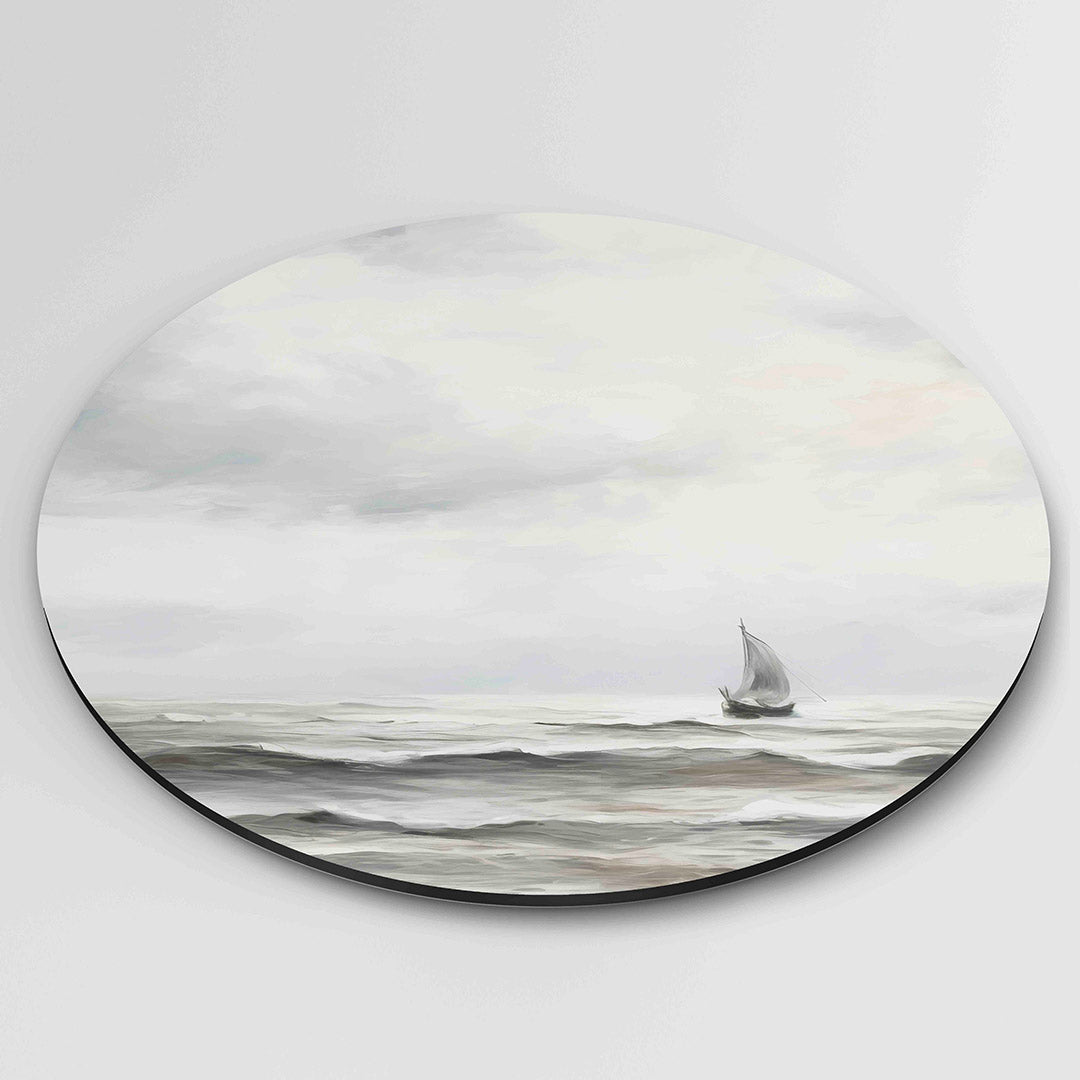 Zeilboot op zee – ronde wanddecoratie met abstract ontwerp