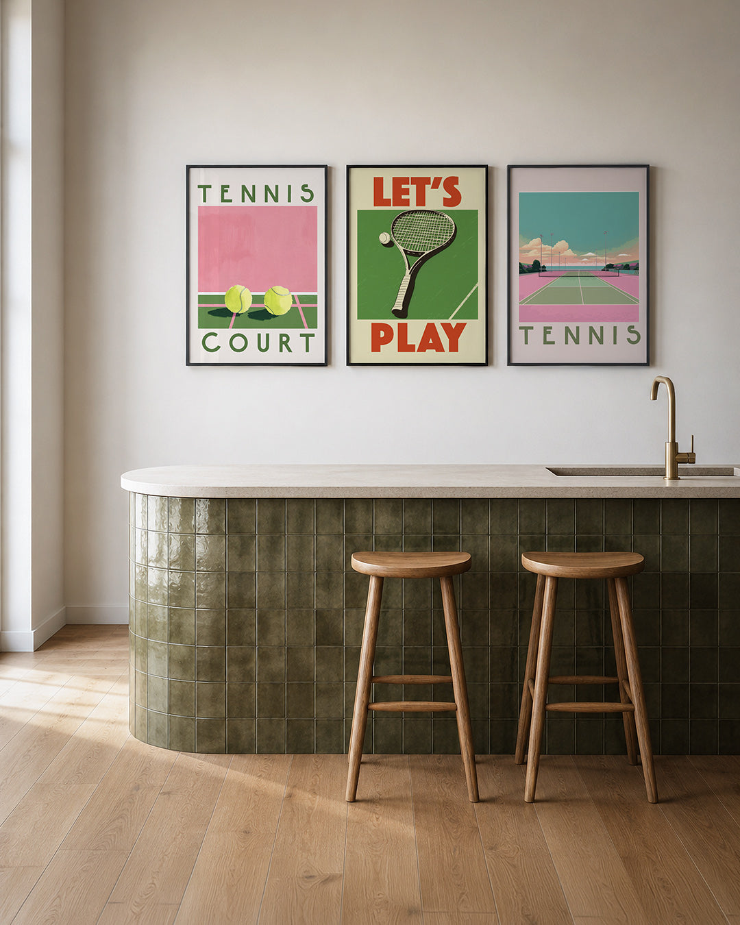 Tennisbal kleurrijk posterset – tweede productweergave – twee gele tennisballen op een groene en roze achtergrond