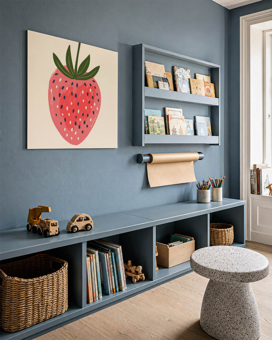 Fruitige illustratie kunstwerk – detailweergave – dit werk toont een gestileerde aardbei met groene bladeren op een beige