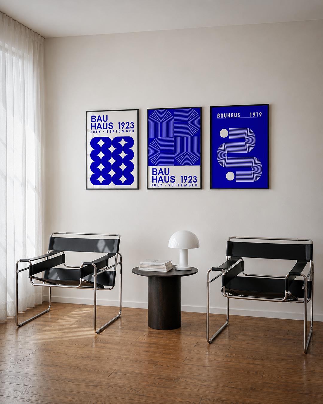 Vorm en kleur driedelige posterset – deze posterset in drie delen toont een ritmisch lijnenspel van blauwe vormen tegen een