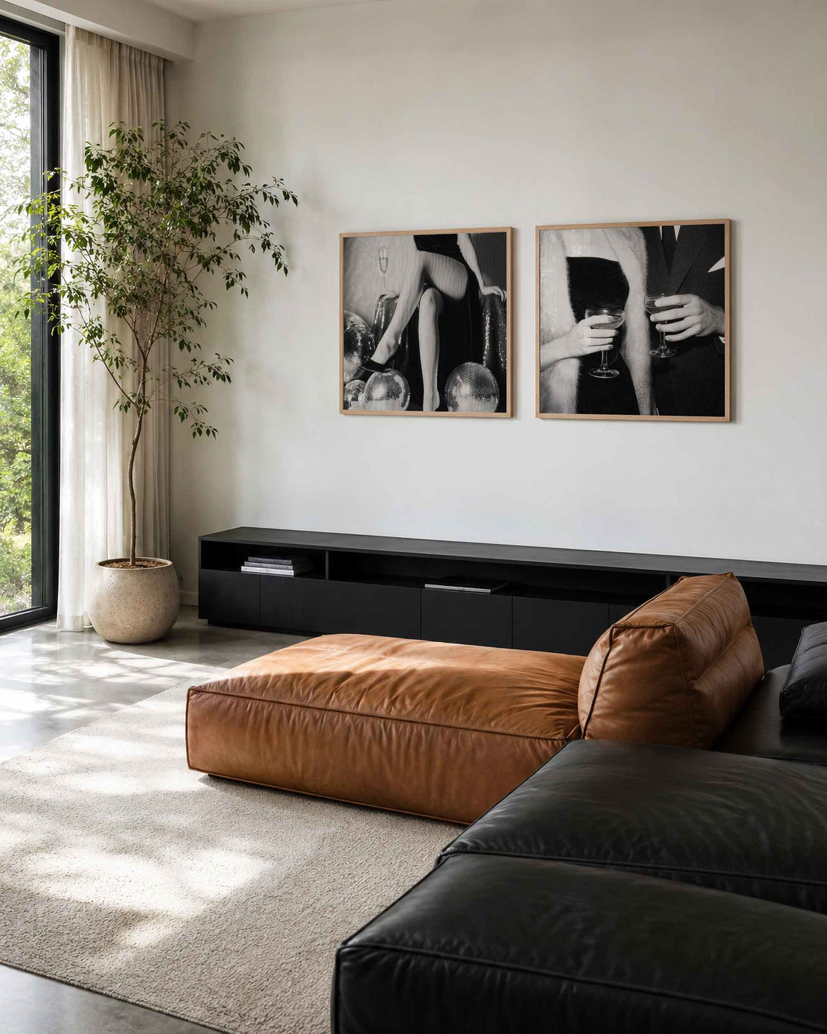 Interieurpresentatie van een tweedelige vierkante posterset met feestelijke glamour
