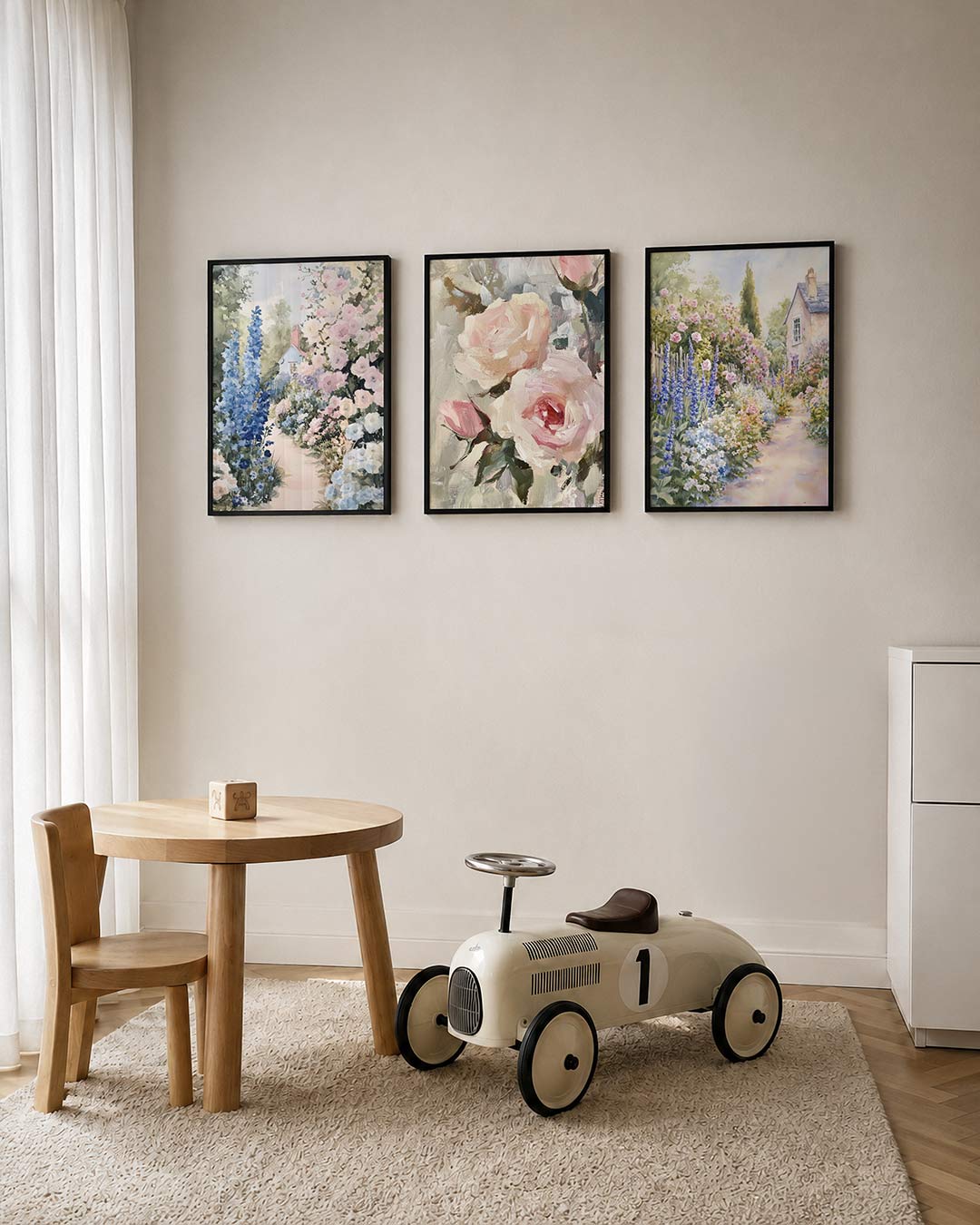 Bloemrijke tuinpad posterset – tweede productweergave – een tuin met weelderige bloemen in zachte pasteltinten