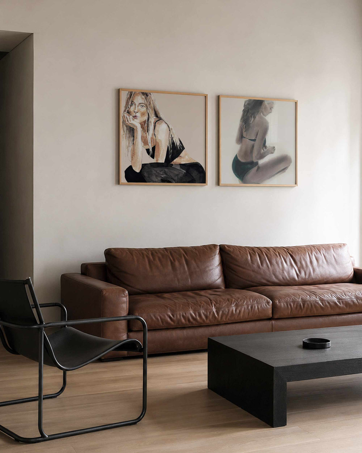 Interieurpresentatie van een tweedelige vierkante posterset met vrouwenportretten